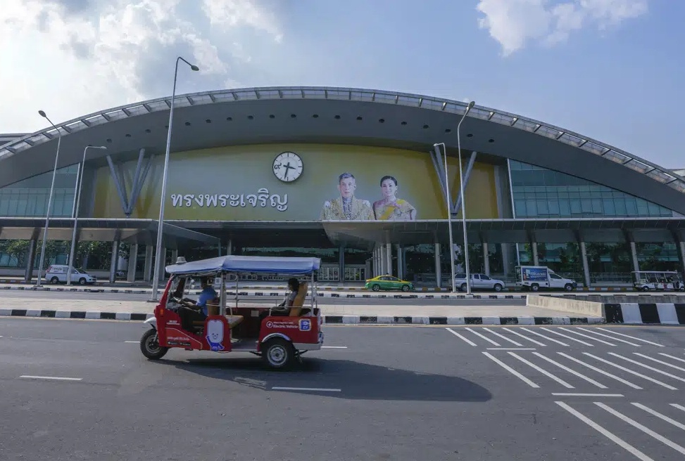 Nhà ga có hai tên: một tên do nhà Vua đặt là Krung Thep Aphiwat; còn một tên rút gọn  là Bang Sue - được đặt theo tên khu vực thuộc Bangkok, nơi nhà ga tọa lạc. 
Chính phủ Thái Lan cho biết, cơ sở hạ tầng quy mô lớn, hiện đại nằm ở trung tâm thủ đô Bangkok sẽ giúp tăng cường vị thế của đất nước trở thành trung tâm khu vực và thúc đẩy kinh tế.