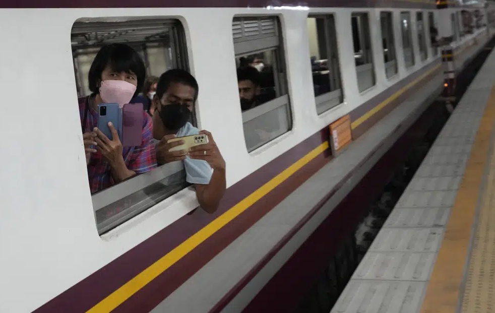 Trải nghiệm nhà ga trong dịp về nhà nghỉ lễ, ông Theerawat Peangda, một hành khách cho biết: “Hôm nay là ngày đầu tiên chuyển dịch vụ từ nhà ga cổ Hua Lamphong về đây, rất nhiều người vẫn chưa biết và nhà ga còn vắng. Theo quan sát của tôi nhà ga này rất đẹp và tiện lợi”.