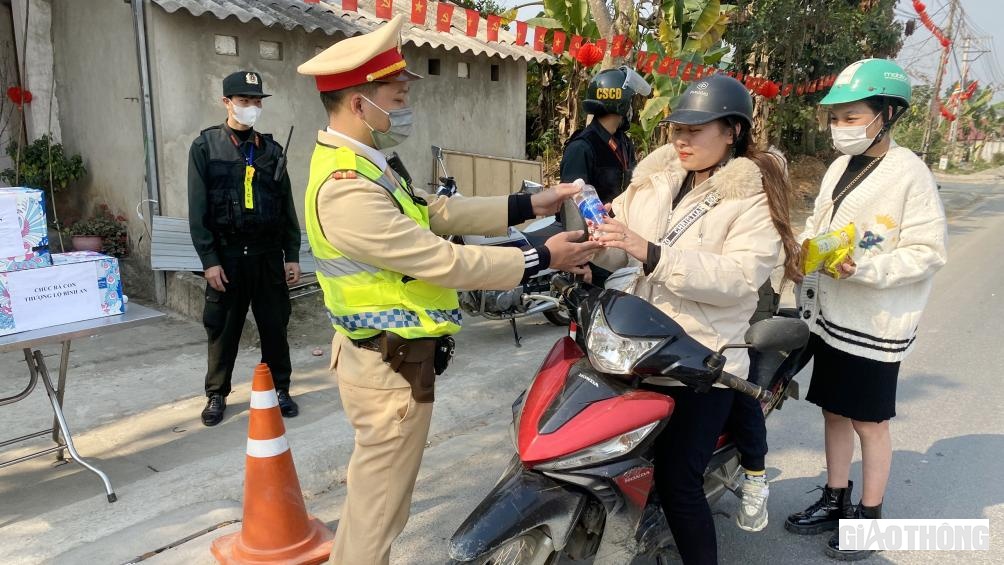 Hai chị em cháu lái xe quãng đường khá xa từ Phú Thọ lên đây, cũng khá là mệt mỏi. Tuy nhiên khi đi đến điểm hỗ trợ, giúp đỡ người dân về quê ăn Tết của lực lượng CSGT Công an tỉnh Yên Bái được các anh hỏi han, giúp đỡ  xăng xe, tặng bánh, nước uống em cảm thấy rất vui và mong muốn sẽ có nhiều hoạt động thế này hơn nữa trong thời gian tiếp theo, để mọi người yên tâm và đảm bảo an toàn trên mọi tuyến đường di chuyển.