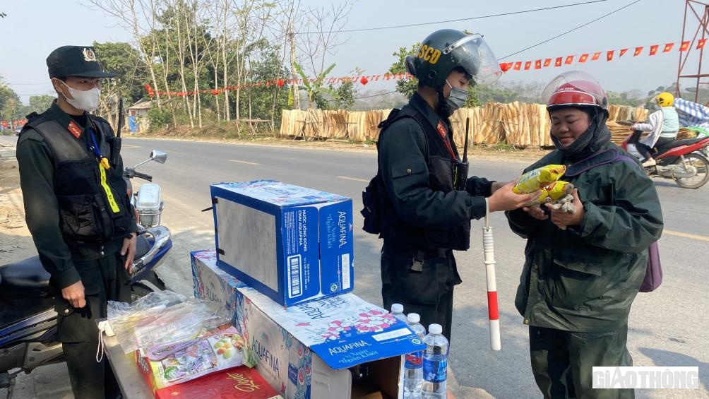 Trung tá Đinh Trọng Phong - Đội trưởng Đội CSGT đường thuỷ, Phòng CSGT Công an tỉnh Yên Bái, cho biết: "Riêng số lượng tàu chở khách trên hồ Thác Bà có khoảng 40 phương tiện hoạt động ở 4 tuyến cố định trên hồ Thác Bà, 5 bến đò ngang sông Hồng. Ngoài ra, còn có hàng nghìn phương tiện thủy của các cá nhân, người dân dùng để di chuyển, đánh bắt tôm, cá trên các sông, hồ chưa được đăng ký, đăng kiểm. Bên cạnh đó, lực lượng CSGT đường thủy cũng tuyên truyền, vận động người dân khi tham gia giao thông phải chấp hành nghiêm các quy định về ATGT đường thủy nội địa trước trong và sau Tết Nguyên đán”.