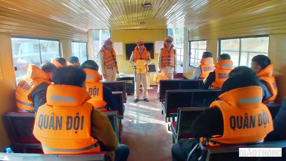 Tuyên truyền cho người dân cách sử dụng áo phao và dụng cụ nổi khi đi tàu khách trên hồ Thác Bà (Yên Bái).