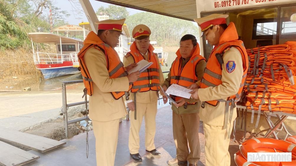 Đội CSGT đường thủy, Phòng CSGT, Công an tỉnh Yên Bái kiên quyết cho các phương tiện không đảm bảo an toàn "nằm bến”. Đồng thời đẩy mạnh tuần tra, kiểm soát việc chấp hành quy định về mang mặc áo phao, trang bị phương tiện, thiết bị nổi, cứu sinh trên các phương tiện chở khách.