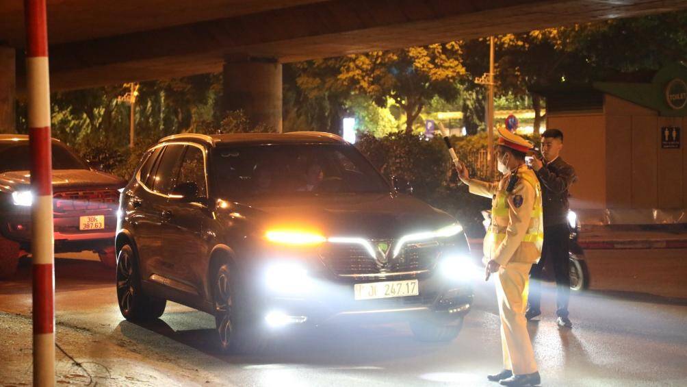 Đêm 30/1, tại khu vực Miếu Đầm, giao với Đại lộ Thăng Long (quận Nam Từ Liêm, Hà Nội), Tổ công tác Đội CSGT số 6, Công an TP Hà Nội liên tiếp phát hiện nhiều trường hợp người điều khiển xe máy, ô tô vi phạm nồng độ cồn.