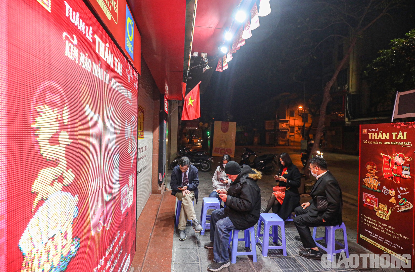 Theo ghi nhận của PV Báo Giao thông, ngay từ sáng sớm ngày vía Thần Tài (mùng 10 tháng Giêng), người dân Hà Nội đã tới các cửa hàng trên phố Trần Nhân Tông) chờ mua vàng lấy may.