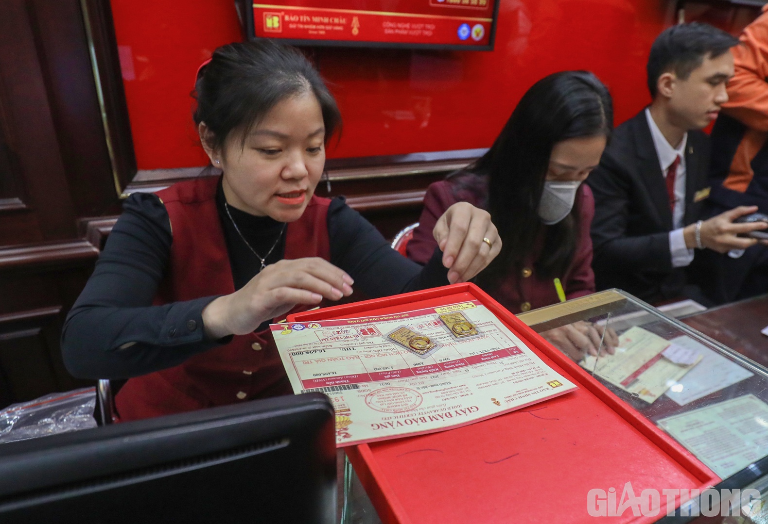 Thời điểm 6h35' sáng, giá nhẫn tròn Rồng vàng Thăng Long của Bảo Tín Minh Châu được niêm yết ở mức 54,25 triệu đồng/lượng chiều mua vào và 55,65 triệu đồng/lượng chiều bán ra.