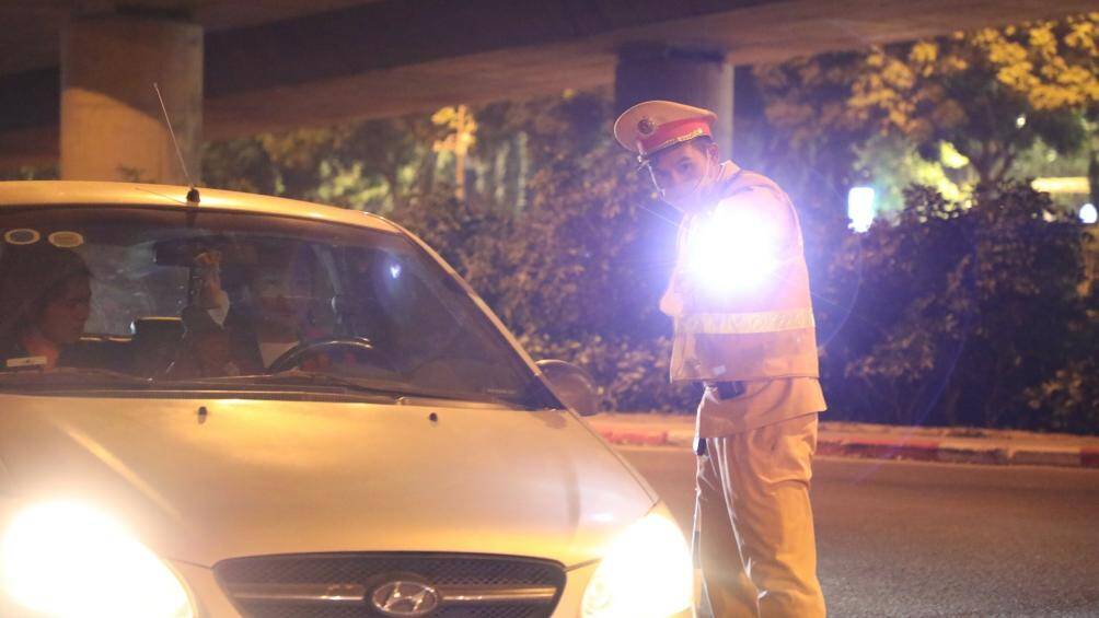 "Đa số người vi phạm đã ý thức được việc chấp hành. Tuy nhiên, cũng có những trường hợp không chấp hành thổi nồng độ cồn, tự ý bỏ đi gây khó khăn cho lực lượng CSGT. Nhưng trên tinh thần kiên quyết xử lý hành vi sử dụng rượu bia khi tham gia giao thông, Đội CSGT số 6 đã triển khai biện pháp ghi nhận lại bằng video, mời người làm chứng lập biên bản và xử phạt", một cán bộ Đội CSGT số 6 cho hay.