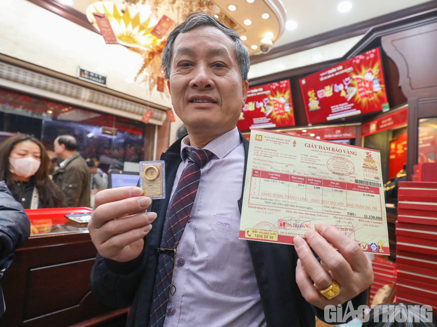 Sau hơn 3 tiếng chờ đợi, ông Bình đã cầm trên tay 2 chỉ vàng đầu tiên của cửa hàng trong ngày vía Thần Tài.