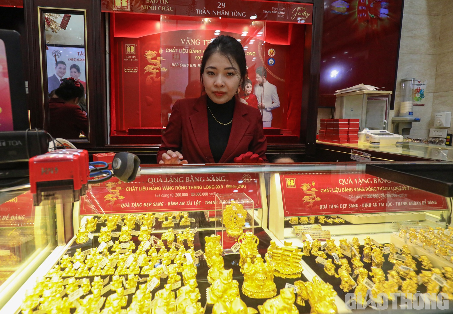 Ngoài nhẫn tròn trơn, thương hiệu Bảo Tín Minh Châu cũng đưa ra các sản phẩm như: vàng Thần tài, tượng vàng phúc lộc thọ, tượng phật bà quan âm, tượng phật di lặc, tượng mèo thần tài chiêu tài hút lộc...