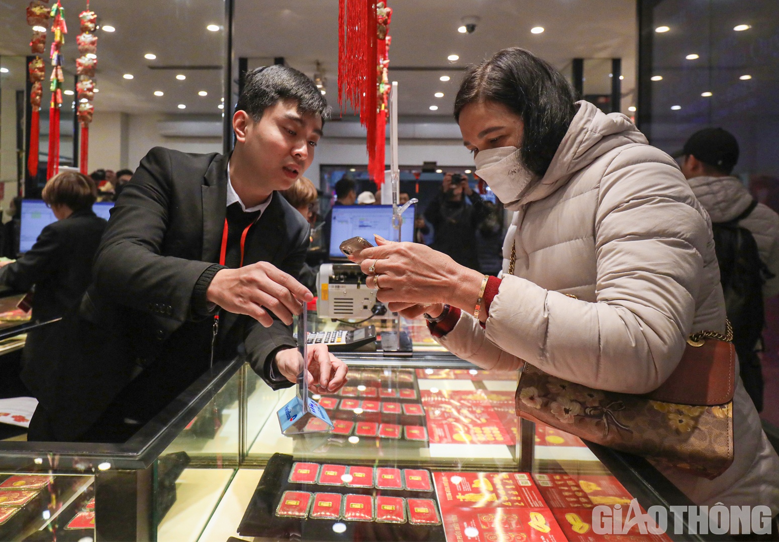 Cách đó không xa, tiệm vàng Phú Quý cũng bắt đầu đón khách.