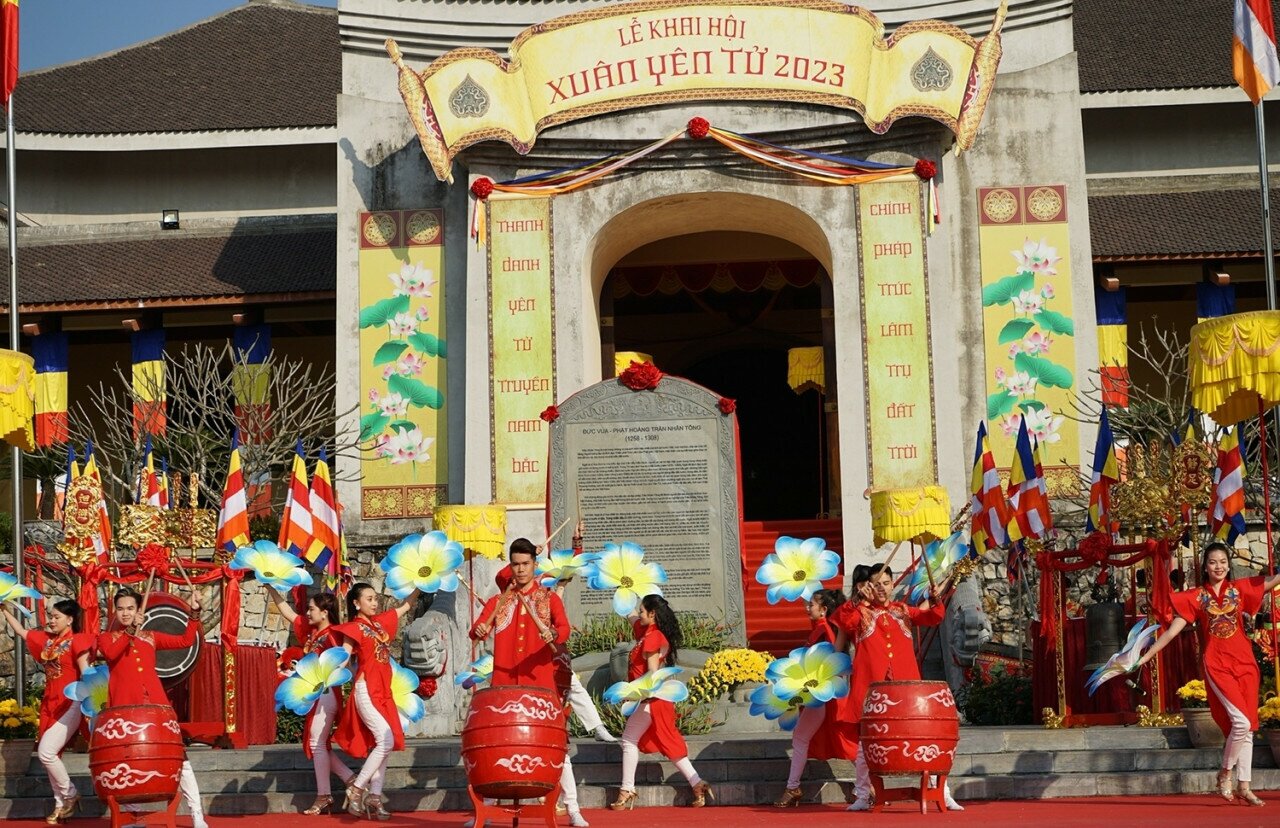 Tiết trời thuận lợi, nắng nhè nhẹ quyện cùng với những tiếng chuông ngân vang khắp núi rừng Yên Tử linh thiêng khiến lòng người hành hương thấy phơi phới niềm tin vào một năm mới yên bình, hạnh phúc và phát triển.