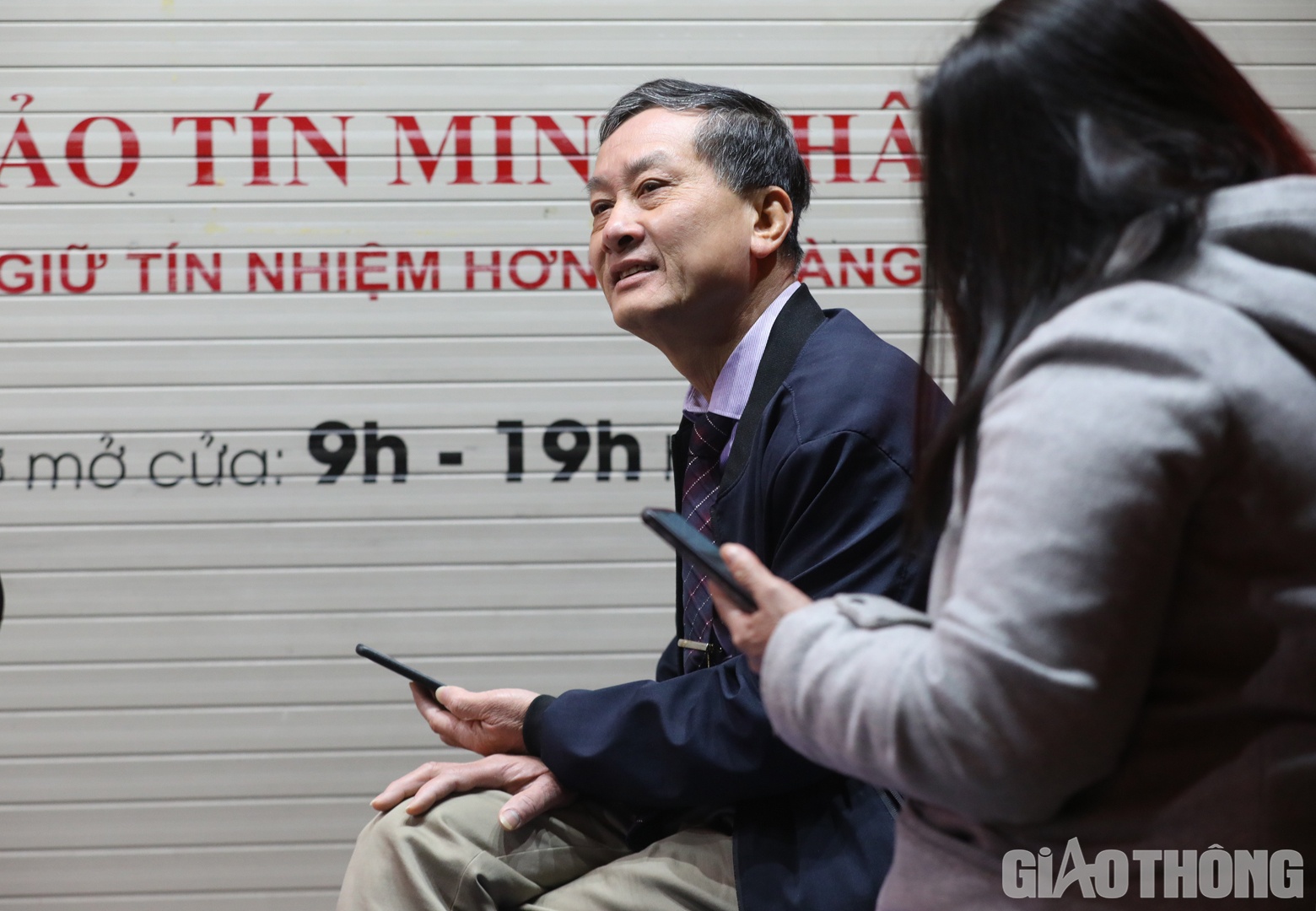 "Tôi tới đây từ hơn 3 giờ sáng. Dù trời rét nhưng động lực mua vàng ngày vía Thần Tài lớn lắm nên vẫn quyết tâm đi. Đây là thói quen được tôi duy trì suốt hơn 10 năm qua", ông Bình nói.