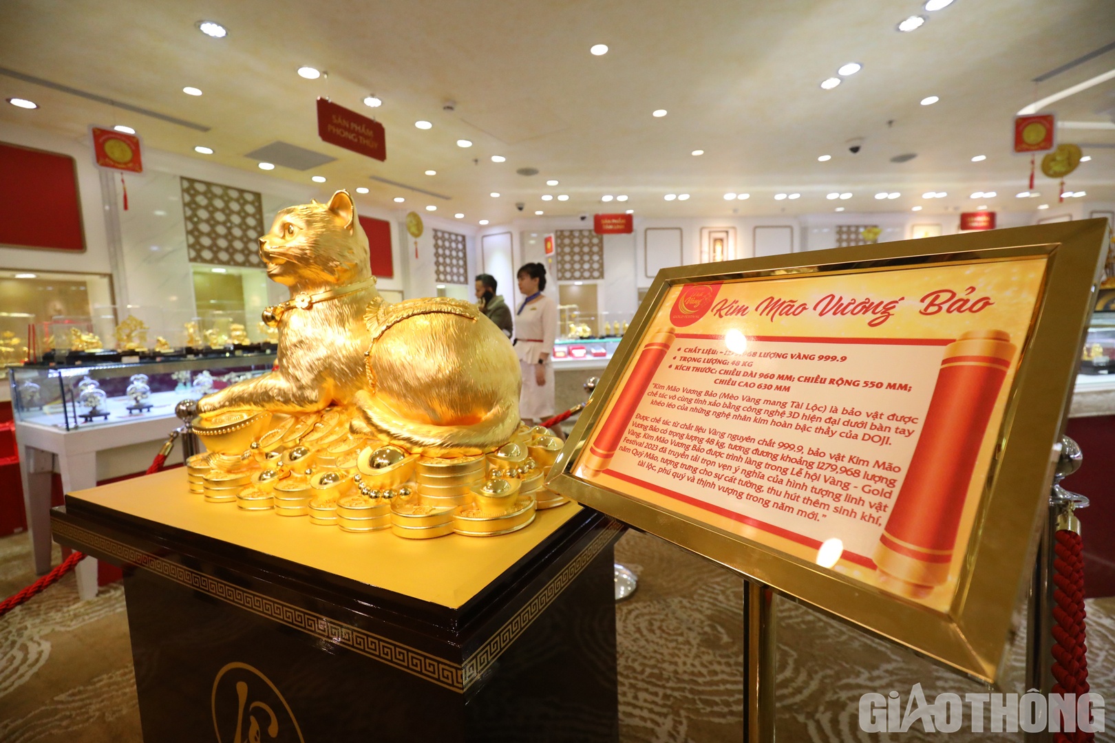 Được chế tác từ chất liệu Vàng nguyên chất 9999, tượng "Kim Mão Vương Bảo" có trọng lượng 48 kg, tương đương 1279,968 lượng vàng.