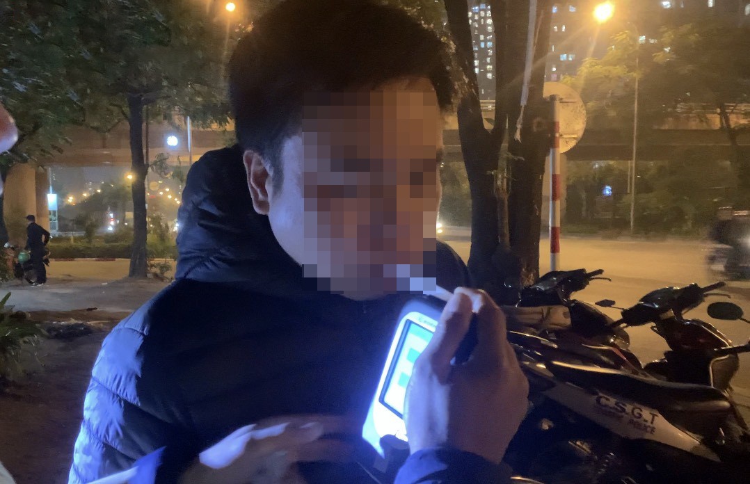 Cụ thể, vào lúc 20h35’, Tổ công tác dừng xe máy BKS 18L-1453.XX do tài xế Đ.V.Đ. (SN 1989, ở Trực Ninh, Nam Định) cầm lái. Kết quả, tài xế Đ.V.Đ vi phạm nồng độ cồn mức 0,376 miligam/lít khí thở.