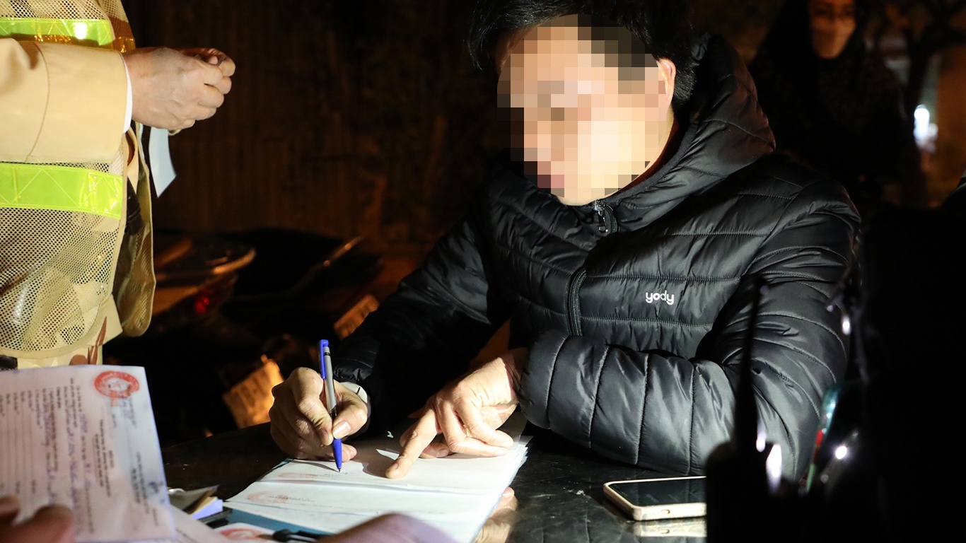 Sau khi được mời để ký biên bản vi phạm, tài xế Đ.V.Đ không ký và liên tục gọi "cầu cứu". Gần 1 tiếng sau, khi không thể xin bỏ qua xử lý vi phạm, tài xế Đ. đành phải chấp nhận ký biên bản. Với lỗi vi phạm này, tài xế Đ. sẽ bị phạt tiền từ 4-5 triệu đồng, tước giấy phép lái xe từ 16-18 tháng.
