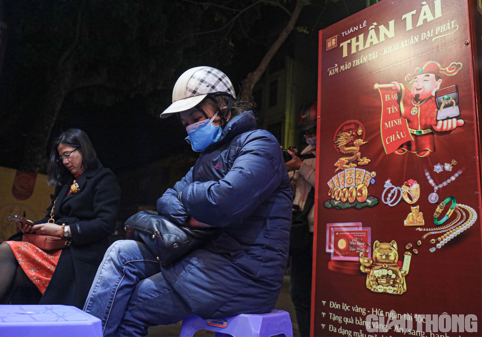 Còn theo bà Nhi (quận Hai Bà Trưng) chia sẻ: "Hôm nay, tôi chủ động đi xếp hàng mua vàng sớm hơn mọi năm để tránh phải cảnh chờ đợi lâu. Trong ngày này, tôi chỉ mua một vài chỉ lấy may còn để tích trữ sẽ mua vào dịp khác".