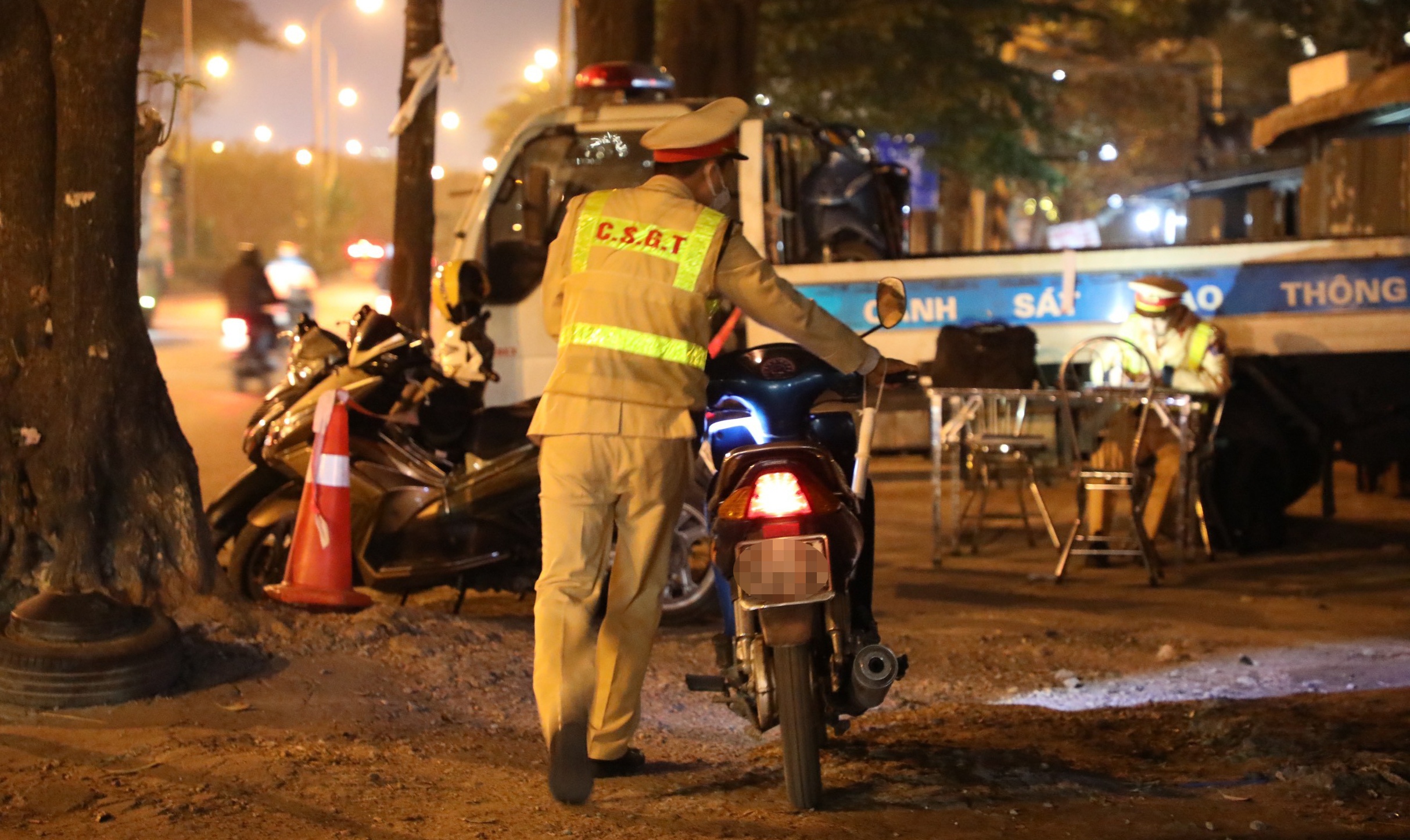 Khoảng 20h55’, Tổ công tác tiếp tục phát hiện xe máy BKS 29K6-82.XX do một tài xế trung niên điều khiển có biểu hiện say mềm nhưng người này nhất quyết không chịu thổi vào máy đo nồng độ cồn. Tại thời điểm kiểm tra, tài xế này không xuất trình được giấy phép lái xe, đăng ký xe.