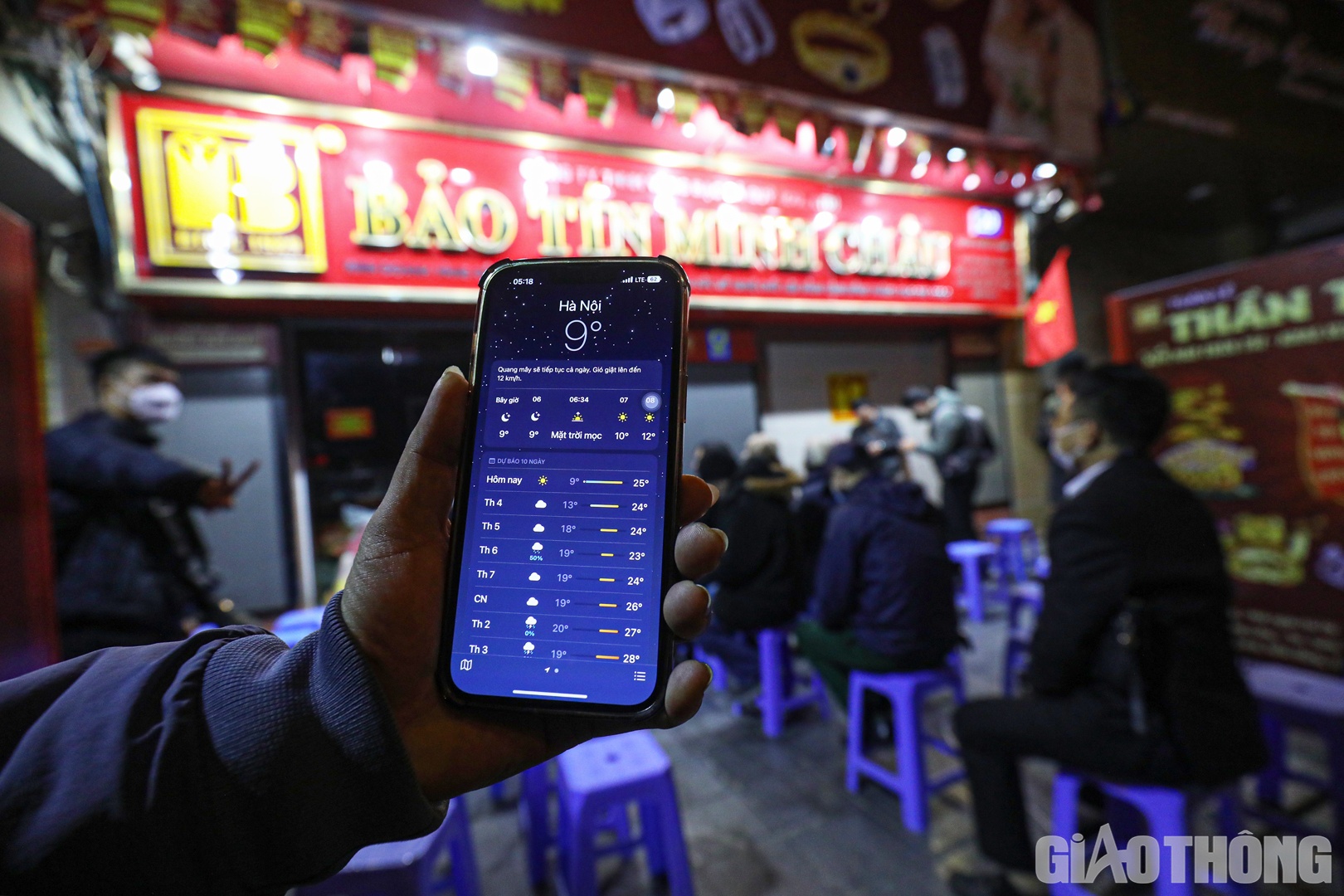 Sáng sớm ngày vía Thần tài, thời tiết ở Hà Nội rét buốt khi nhiệt độ giảm xuống dưới 10 độ C.