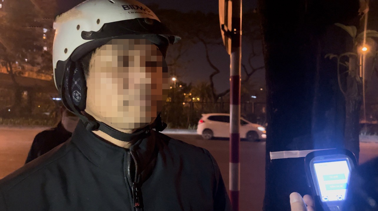 Người đàn ông này thừa nhận với CSGT: "Anh uống rất nhiều bia rồi, giờ thổi kiểu gì cũng bị mức cao nhất nên anh không thổi".