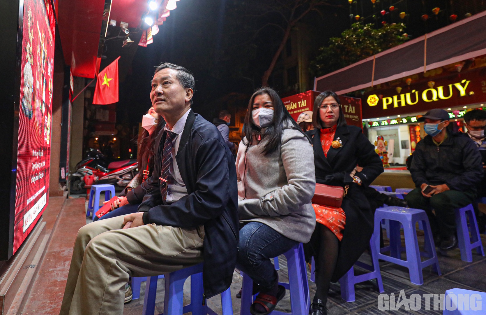 Như mọi năm, ông Tô Hoà Bình (68 tuổi, trú tại quận Đống Đa) vẫn là vị khách đầu tiên có mặt tại cửa hàng của Bảo Tín Minh Châu. Theo ông Bình, dù nhà không làm kinh doanh nhưng mua được vàng trong ngày vía Thần Tài sẽ đem lại nhiều may mắn trong năm mới.