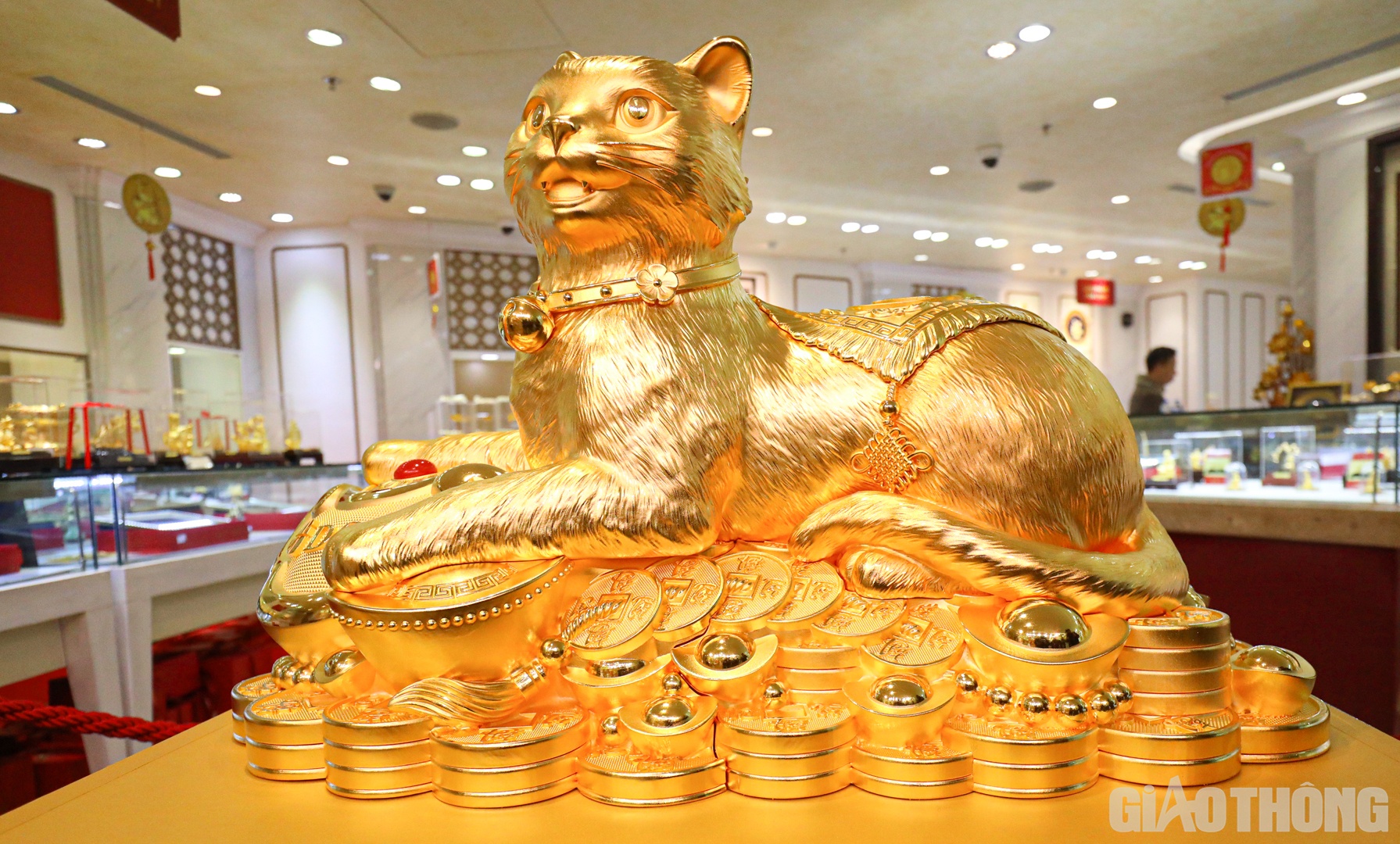Tác phẩm được chế tác vô cùng tinh xảo bằng công nghệ 3D hiện đại dưới bàn tay của những nghệ nhân kim hoàn.