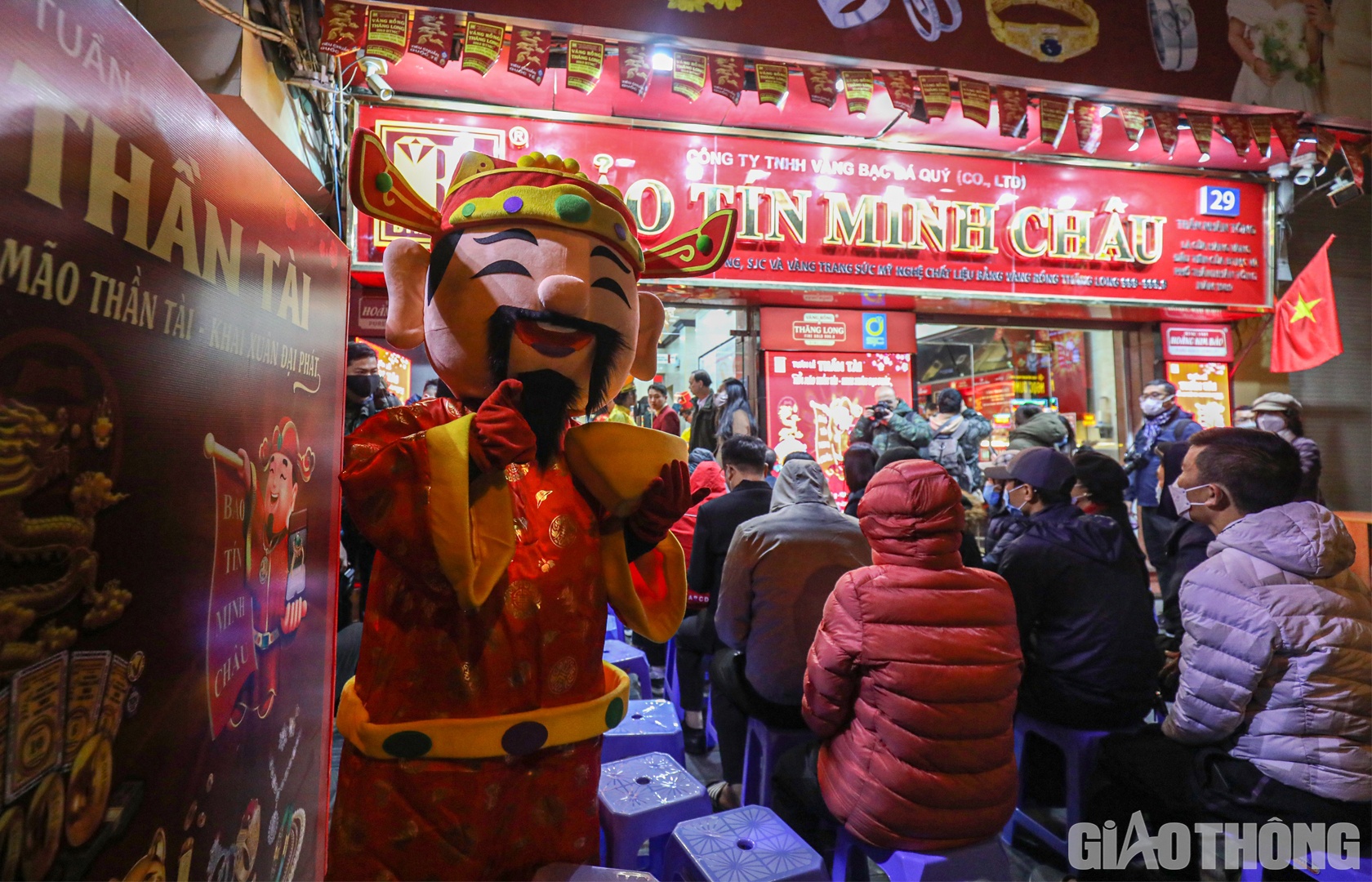 Các nhân viên cửa hàng vàng cũng đến sớm hơn thường ngày để làm công tác chuẩn bị, đồng thời mặc trang phục Thần Tài nhằm thu hút người đi đường.