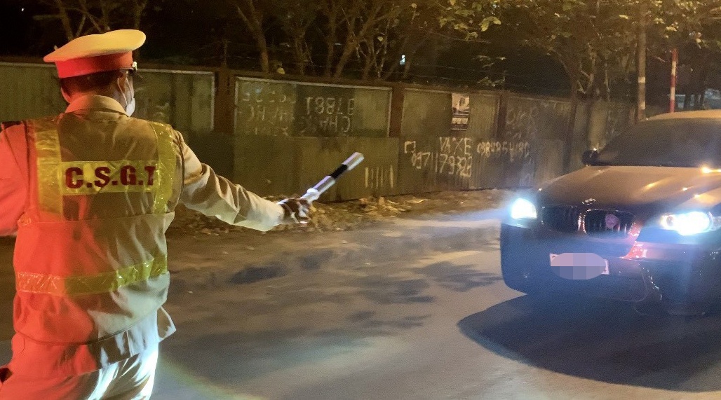 Tiếp đến, lúc 22h15 cùng ngày, Tổ công tác phát hiện chiếc xe ô tô sang nhãn hiệu BMW, mang BKS 30E-635.XX do tài xế P.T.T (SN 1976, ở Cầu Giấy, Hà Nội) điều khiển có dấu hiệu nghi vấn. Xuống xe, tài xế T. thừa nhận ngay "có uống chút rượu cùng anh em".