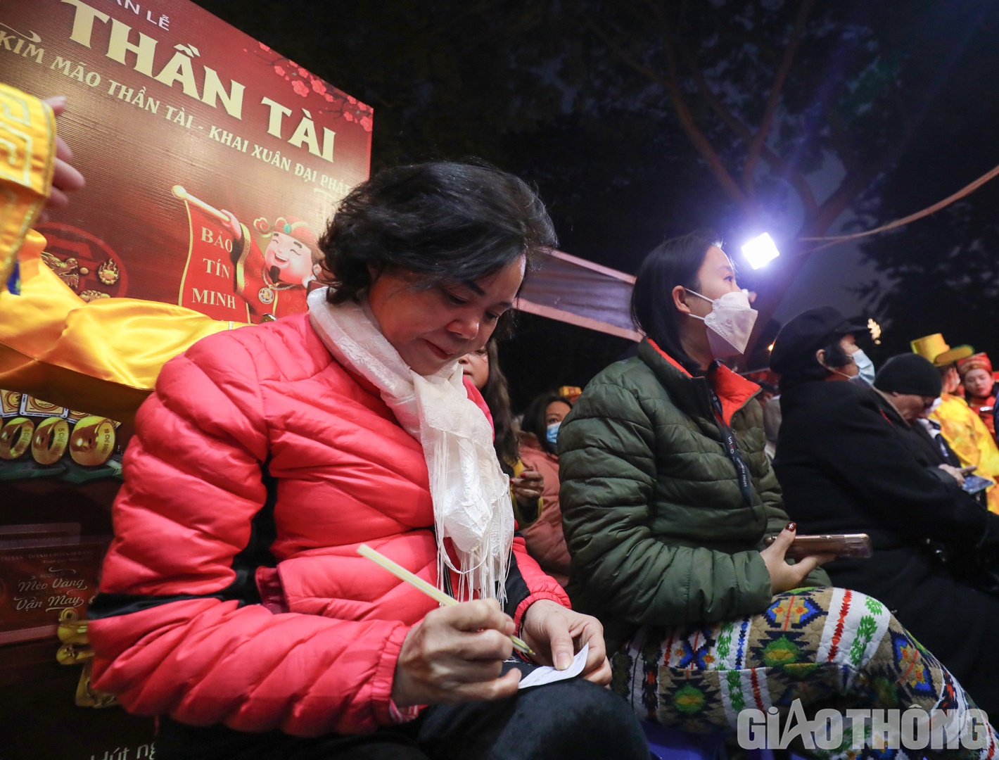 Người dân được phát phiếu điền thông tin và số lượng vàng cần mua.