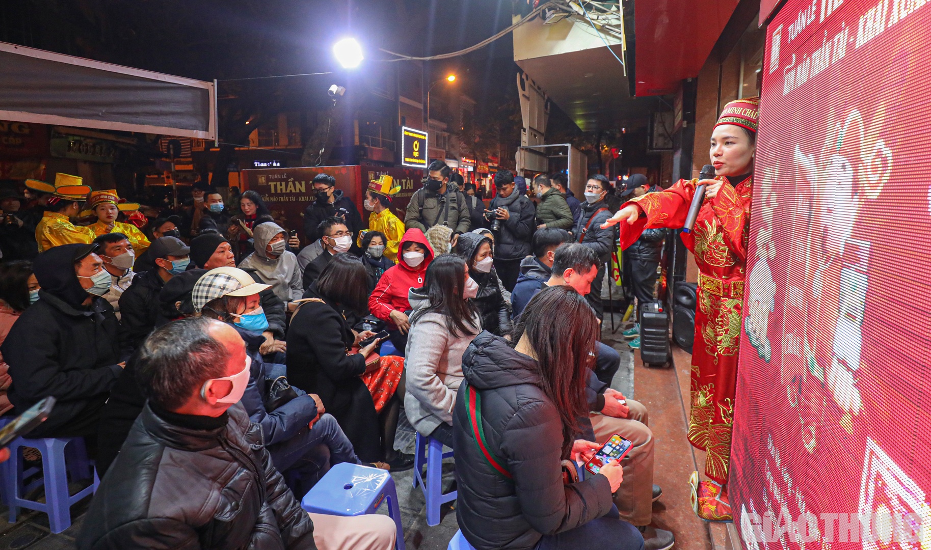 Năm nay, hình ảnh những tấm vách ngăn để phòng dịch Covid-19 đã không còn xuất hiện.