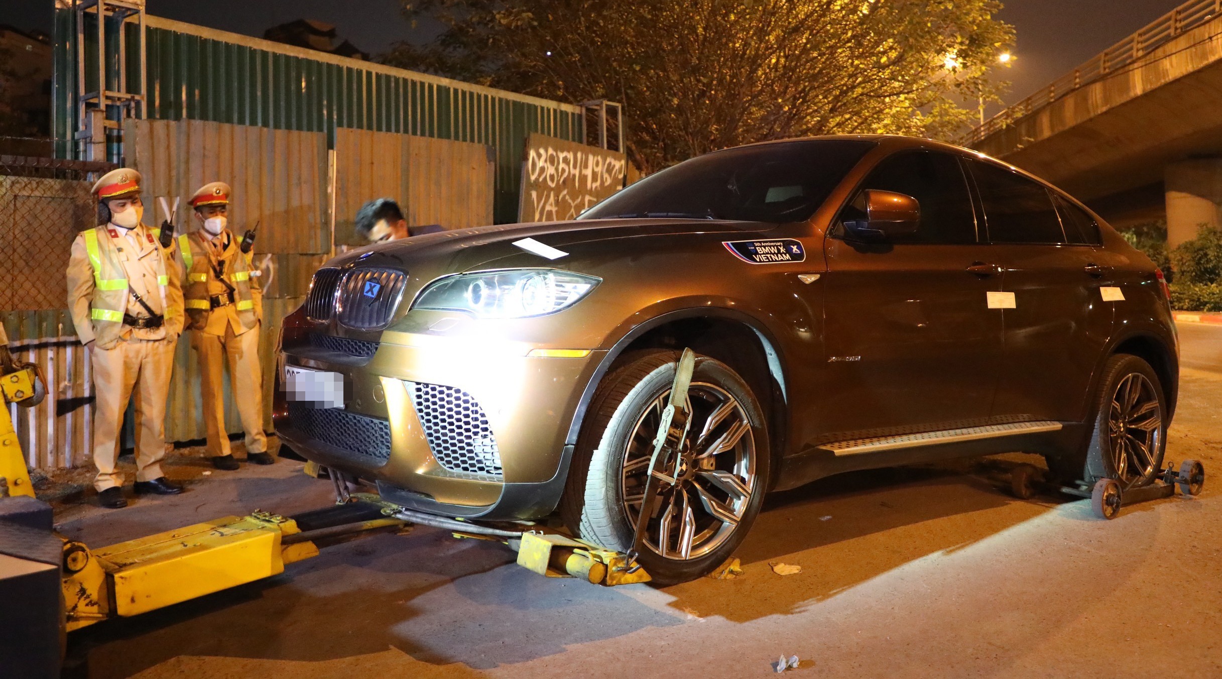 Không những vậy, chiếc xe sang BMW do anh T. cầm lái sẽ bị tạm giữ.