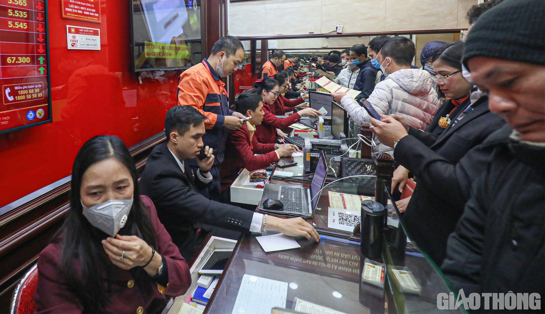 Đúng 6h30', những vị khách đầu tiên đã "mở hàng" cho Bảo Tín Minh Châu trong ngày vía Thần Tài.