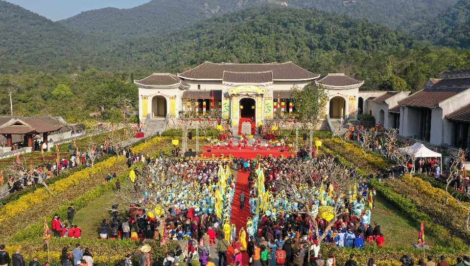 Không khí buổi khai hội được tổ chức trang nghiêm, thành kính với các hoạt động rước kiệu, dâng lễ và nhiều nghi lễ tâm linh như: Gióng trống, thỉnh chuông, lễ chúc phúc đầu năm, lễ cầu Quốc thái dân an, lễ đóng dấu thiêng Yên Tử...