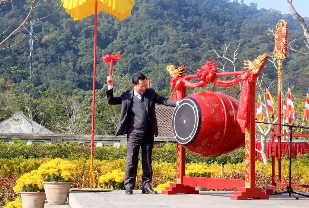 Ông Cao Tường Huy, Quyền Chủ tịch UBND tỉnh Quảng Ninh gióng trống khai hội Xuân Yên Tử 2023. Lễ hội này được kéo dài suốt 3 tháng đầu năm Quý Mão.