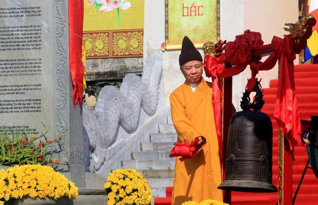 Hòa thượng Thích Thanh Quyết, Phó Chủ tịch Giáo hội Phật giáo Việt Nam, Trưởng Ban Trị sự Giáo hội Phật giáo tỉnh Quảng Ninh, thỉnh chuông khai hội.