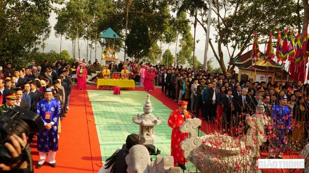 Đông đảo du khách được đảm bản ATGT đến với lễ hội để du xuân.
