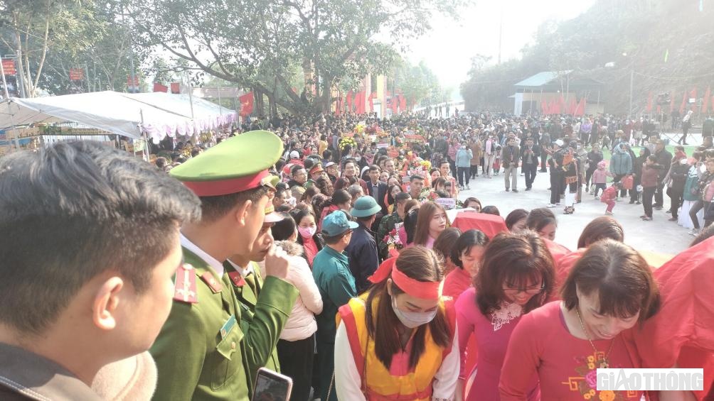 Nhờ sự hỗ trợ phân luồng đảm bảo an toàn giao thông người dân nô nức đến với Lễ hội Đền Thác Bà (Yên Bái) Xuân Quý Mão 2023.