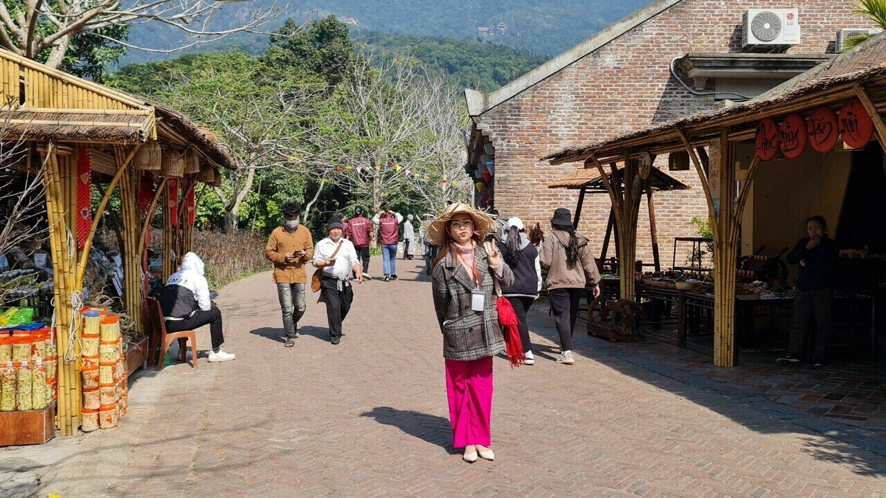 Các điểm du lịch trong ngày khai hội đều thông thoáng
Các điểm du lịch trong ngày khai hội đều thông thoáng. Hòa vào dòng du khách thập phương dâng lễ, cầu an, xin lộc, chị Nguyễn Thùy Dung, nhà ở TP Hạ Long phấn khởi, cho biết: Tôi lên Yên Tử từ sáng sớm. Tiết trời hôm nay rất đẹp, không khí chuẩn bị lễ hội rất chu đáo. Tại khu vực khai hội, ngoài những nội dung phục vụ lễ còn được trang trí rất nhiều hoa, tiểu cảnh rất đẹp. Sau khi làm lễ, chúng tôi sẽ đi du ngoạn ngắm cảnh non thiêng.