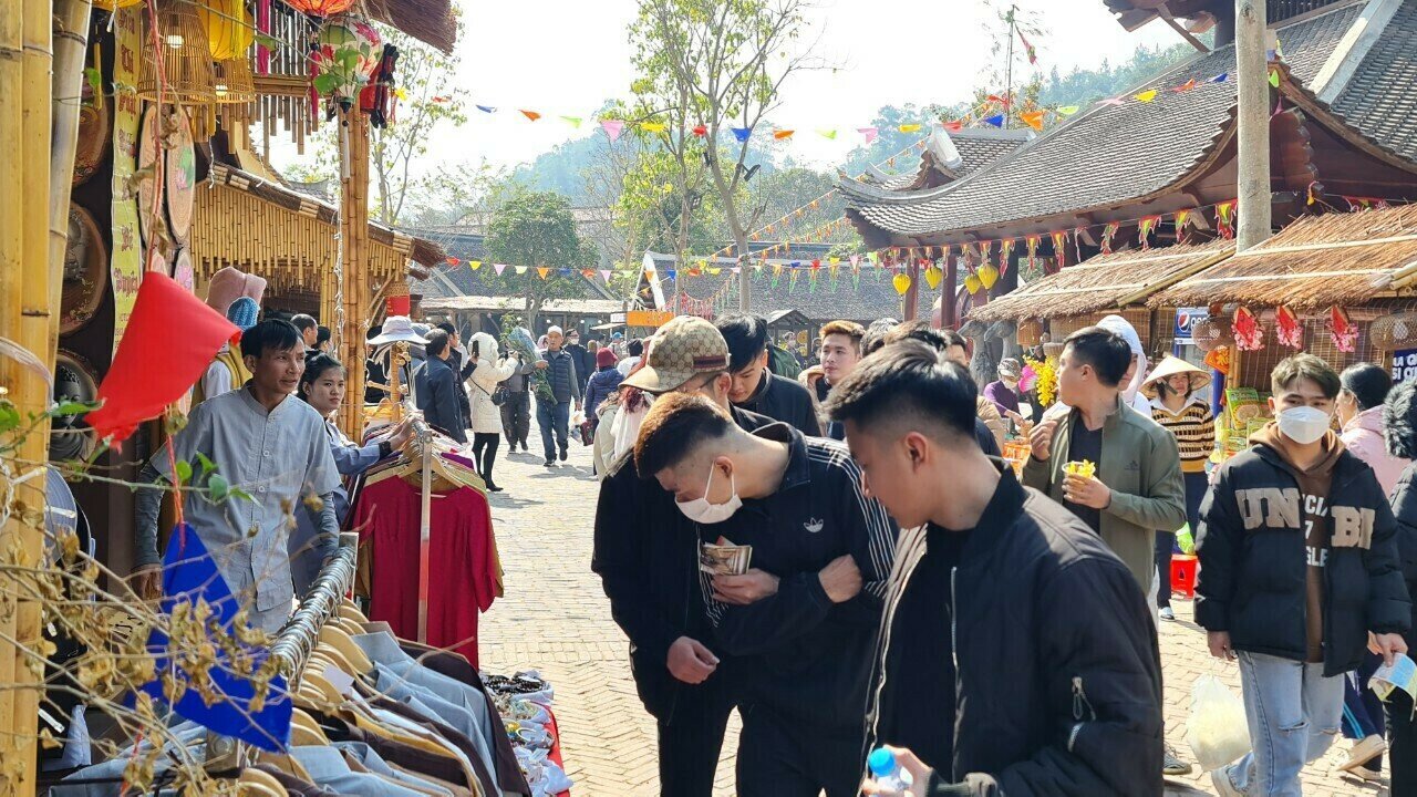 Một trong những vấn đề du khách quan tâm đó là giá dịch vụ ăn, uống… tại Yên Tử. Tuy nhiên, vấn đề này đã được các cơ quan chức năng địa phương chuẩn bị từ xa, từ sớm. Các nhà hàng đều phải niêm yết công khai giá; công tác vệ sinh an toàn thực phẩm được kiểm soát chặt chẽ. Cùng với đó, cơ quan chức năng cũng công bố số điện thoại để du khách phản ánh thông tin liên quan.