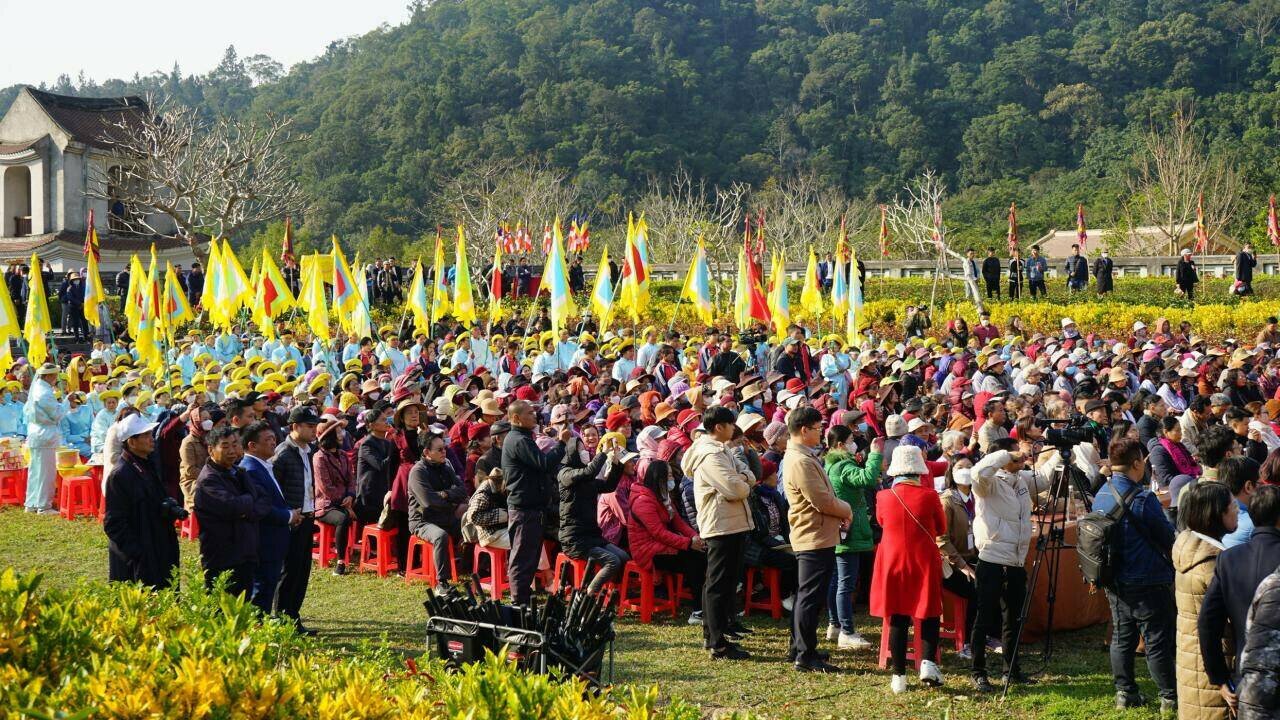 Đông đảo tăng ni, phật tử trong và ngoài tỉnh đến tham dự khai hội Xuân Yên Tử 2023. Không khí buổi khai hội được tổ chức trang nghiêm, thành kính với các hoạt động rước kiệu, dâng lễ và nhiều nghi lễ tâm linh như: Gióng trống, thỉnh chuông, lễ chúc phúc đầu năm, lễ cầu Quốc thái dân an, lễ đóng dấu thiêng Yên Tử...