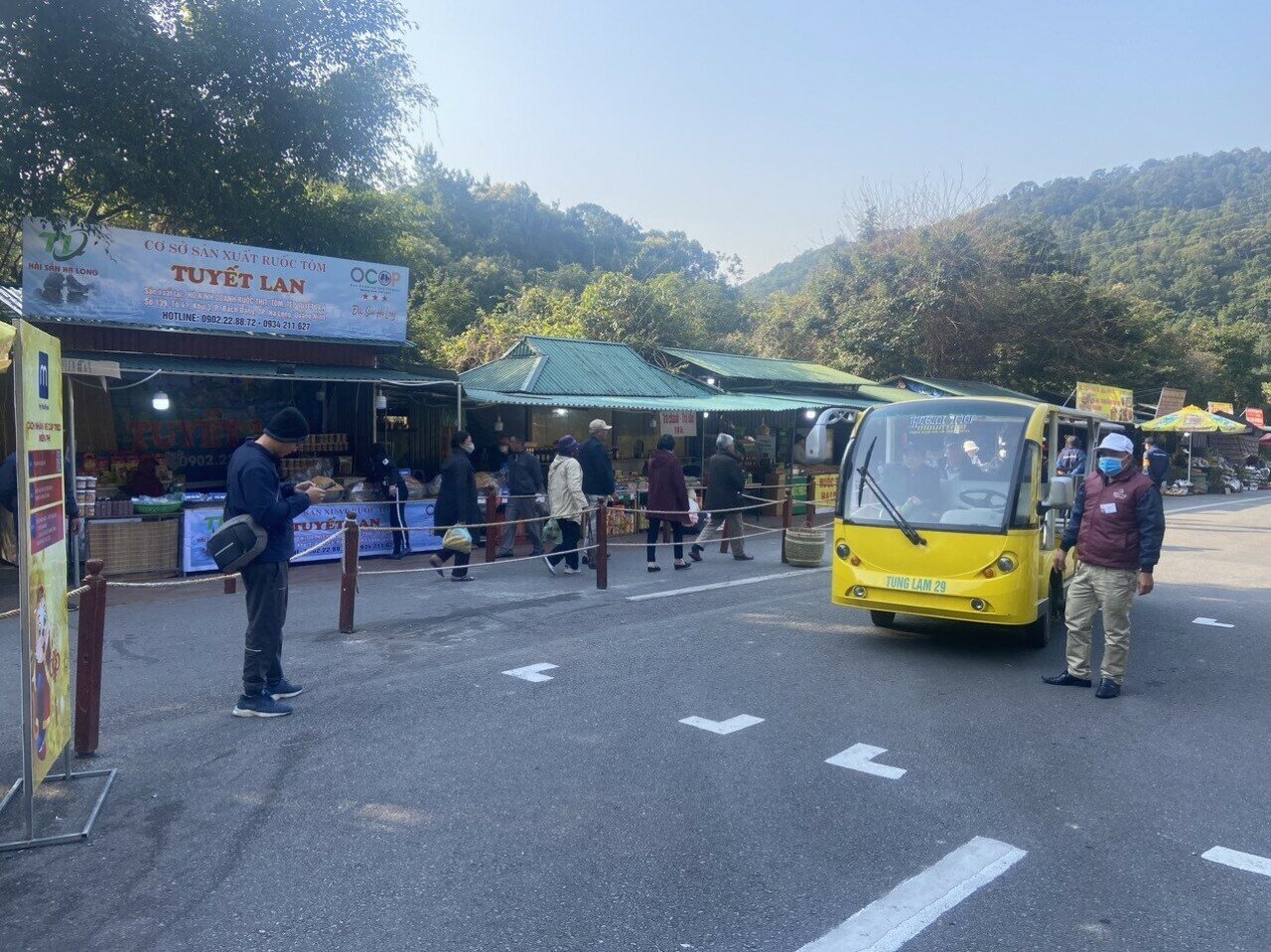 Tuy nhiên, để phòng ngừa các tình huống có thể xảy ra về trật tự giao thông, ngay từ trước khi tổ chức lễ hội, lực lượng chức năng ở địa phương đã bố trí tuần tra, kiểm soát và phân luồng giao thông hợp lý. Ban Tổ chức đã bổ sung thêm 70 xe điện đưa đón du khách; bố trí lực lượng thường trực làm công tác an ninh trật tự, hướng dẫn, phân luồng giao thông, sơ cấp cứu… từ Quốc lộ 18 vào đến khu di tích Yên Tử.