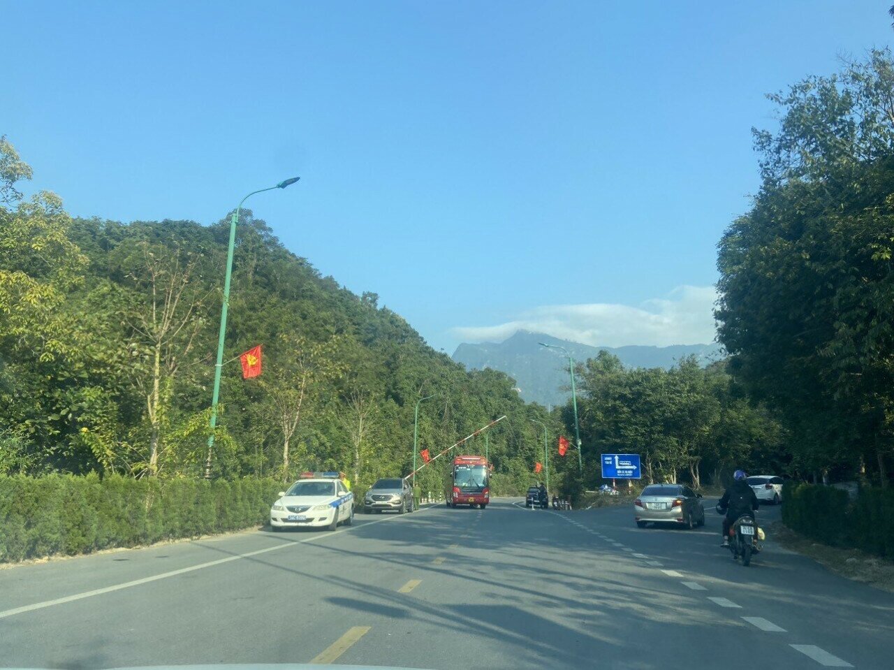 Do ngày khai hội được tổ chức vào ngày làm việc, do vậy, lượng người hành hương về Yên Tử không quá đông, nên các tuyến giao thông đều thông thoáng, không xảy ra ùn tắc cục bộ.