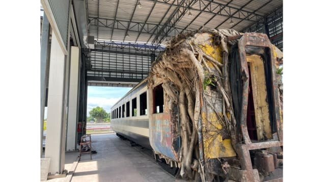 Trong 6 tháng, ông Bensley và ban quản lý khu nghỉ dưỡng tìm mua hàng loạt toa tàu cũ để sửa sang lại làm phòng nghỉ hoặc nhà hàng, spa...
Công đoạn khó khăn nhất là tìm cách vận chuyển những toa tàu cũ nặng nề lên khu nghỉ dưỡng nằm trên núi cao. Để làm được điều này, họ buộc phải thuê cần cẩu khổng lồ có thể vươn cao 70m để nhấc những toa tàu lên trên sườn núi. Ảnh - CNN