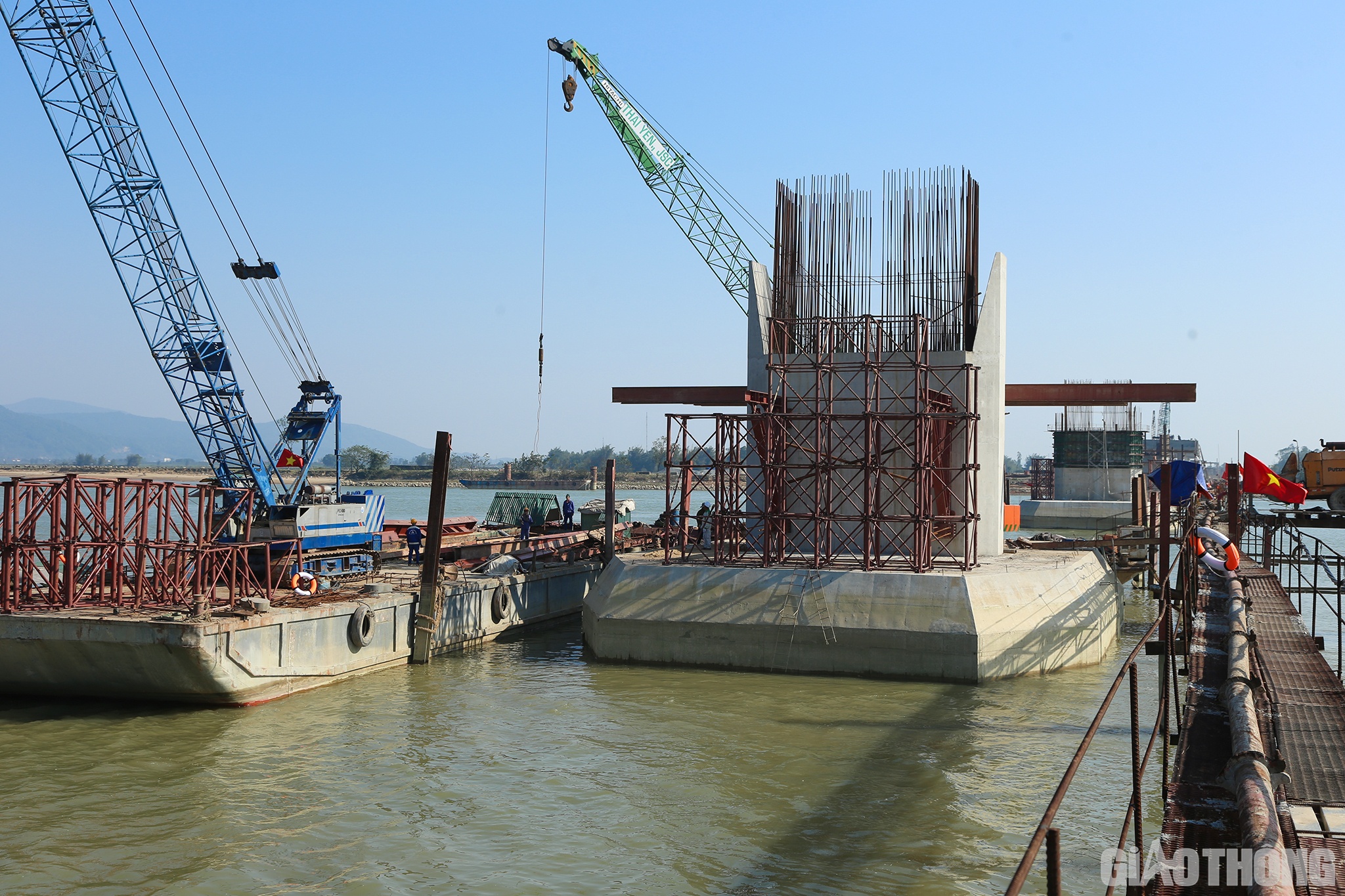 Những ngày đầu năm mới, khi nhiều công trình của địa phương còn chưa ra quân thì không khí thi công trên công trường cầu Hưng Đức đã nhộn nhịp, khẩn trương.
