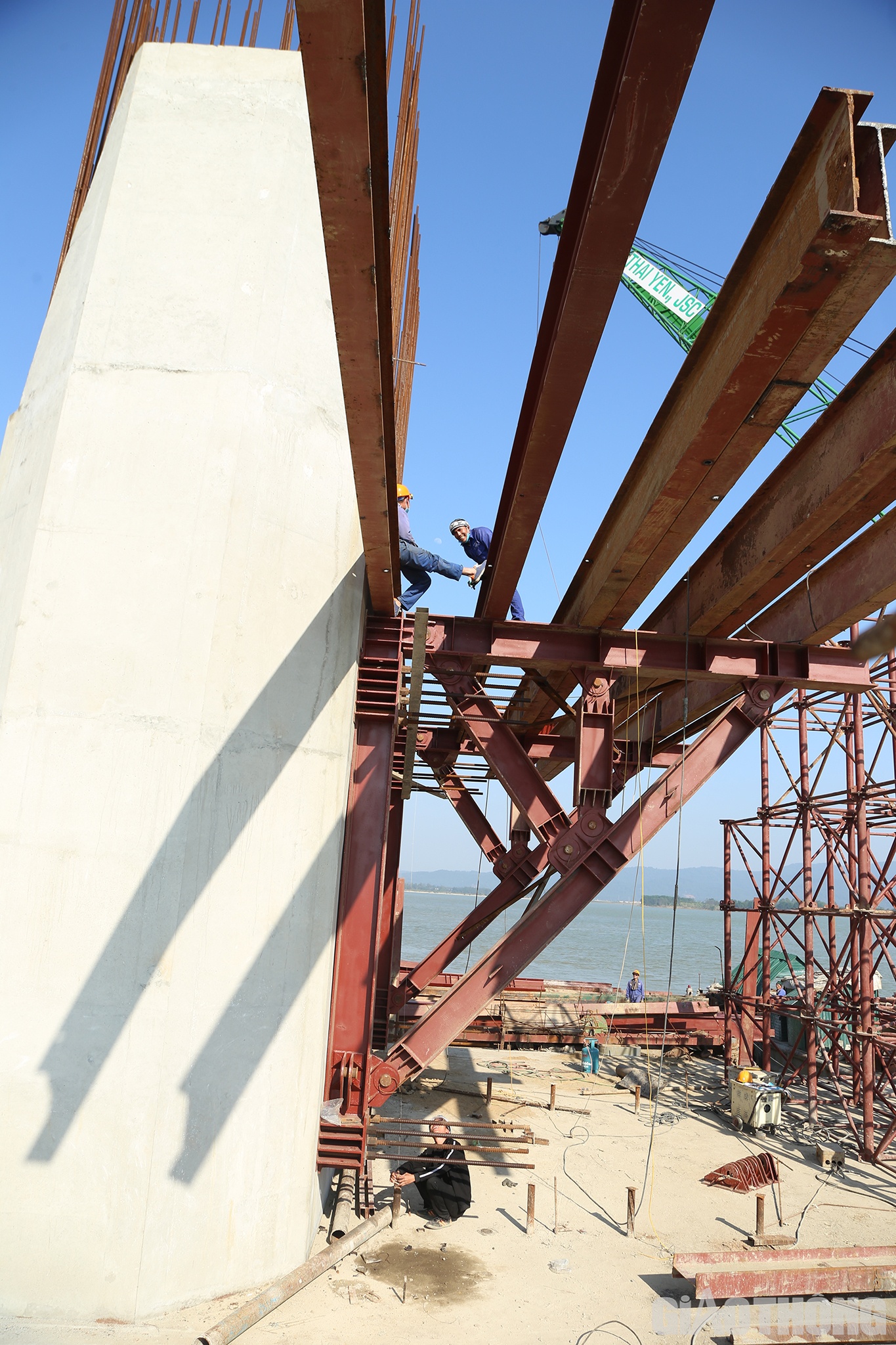 Giữa sông, các trụ 13, 14 và 15 cũng được các cán bộ, kỹ sư, công nhân Công ty Thái Yên và Tập đoàn Cienco 4 thi công xong phần âm, đang khẩn trương thi công phần thân trụ và xà mũ.