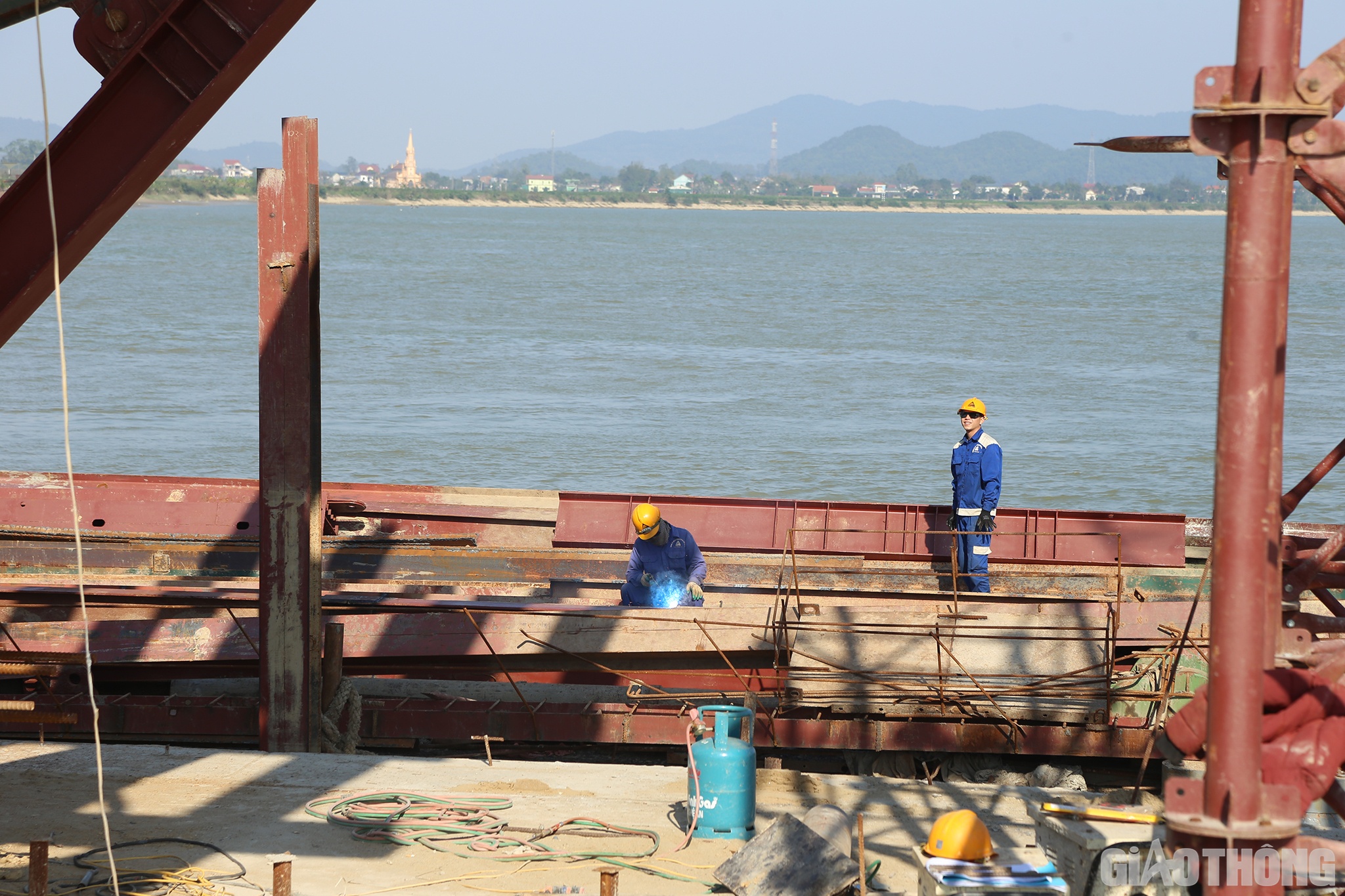 Một công nhân của Công ty Thái Yên cho biết: Công ty bắt đầu triển khai thi công rầm rộ từ mùng 6 Tết. Dù không khí xuân còn tràn ngập nhưng anh em ai cũng nhận thức được trách nhiệm của mình trong việc thi công công trình trọng điểm nên rất vui vẻ và quyết tâm.