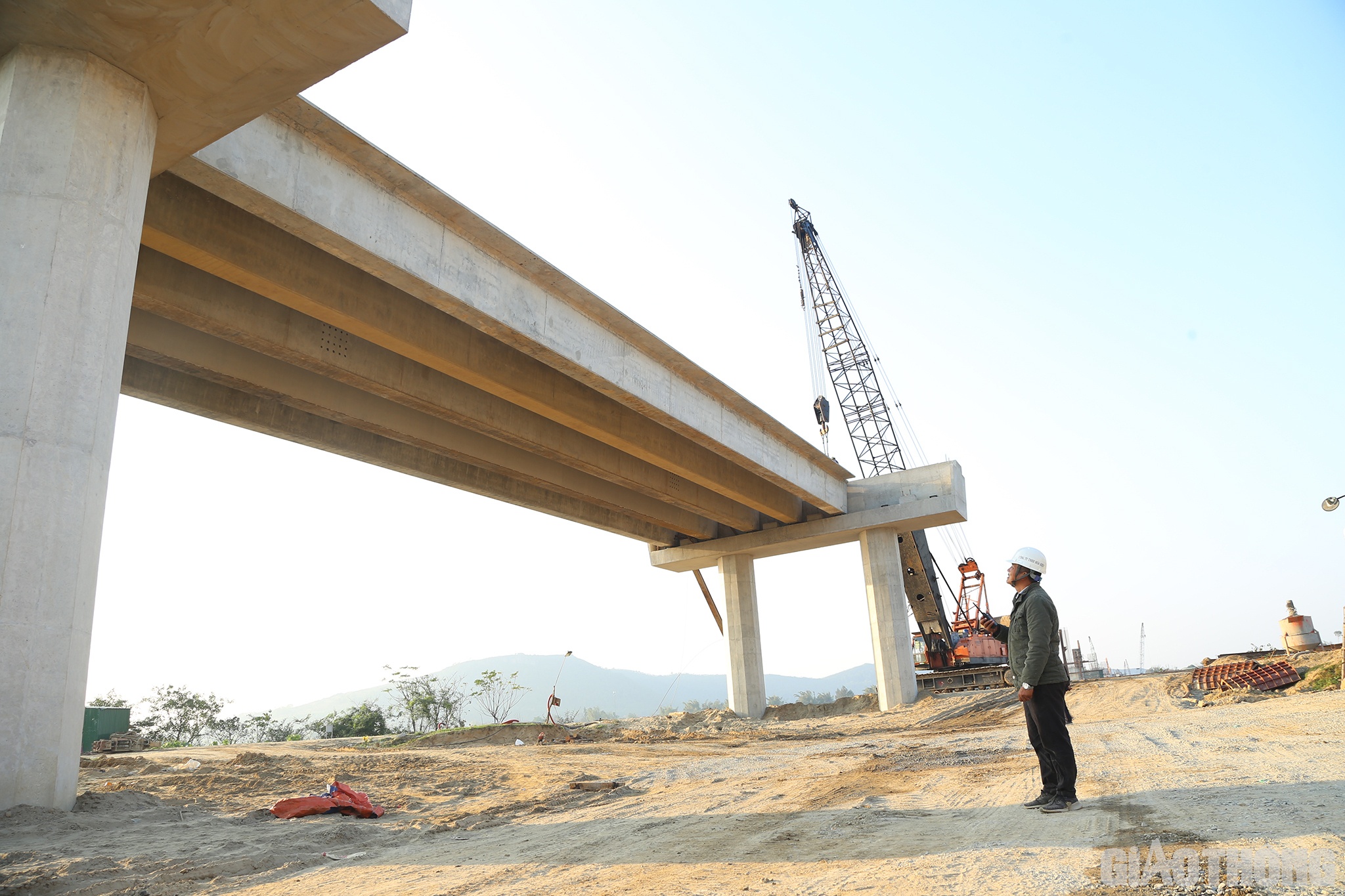 Đang cầm bộ đàm chỉ huy anh em lao lắp dầm, kỹ sư Phạm Khánh Linh - Chỉ huy trưởng, Công ty TNHH Hòa Hiệp vui mừng nói: Hôm nay anh em tiến hành lao lắp những dầm cầu đầu tiên trên công trường cầu Hưng Đức.