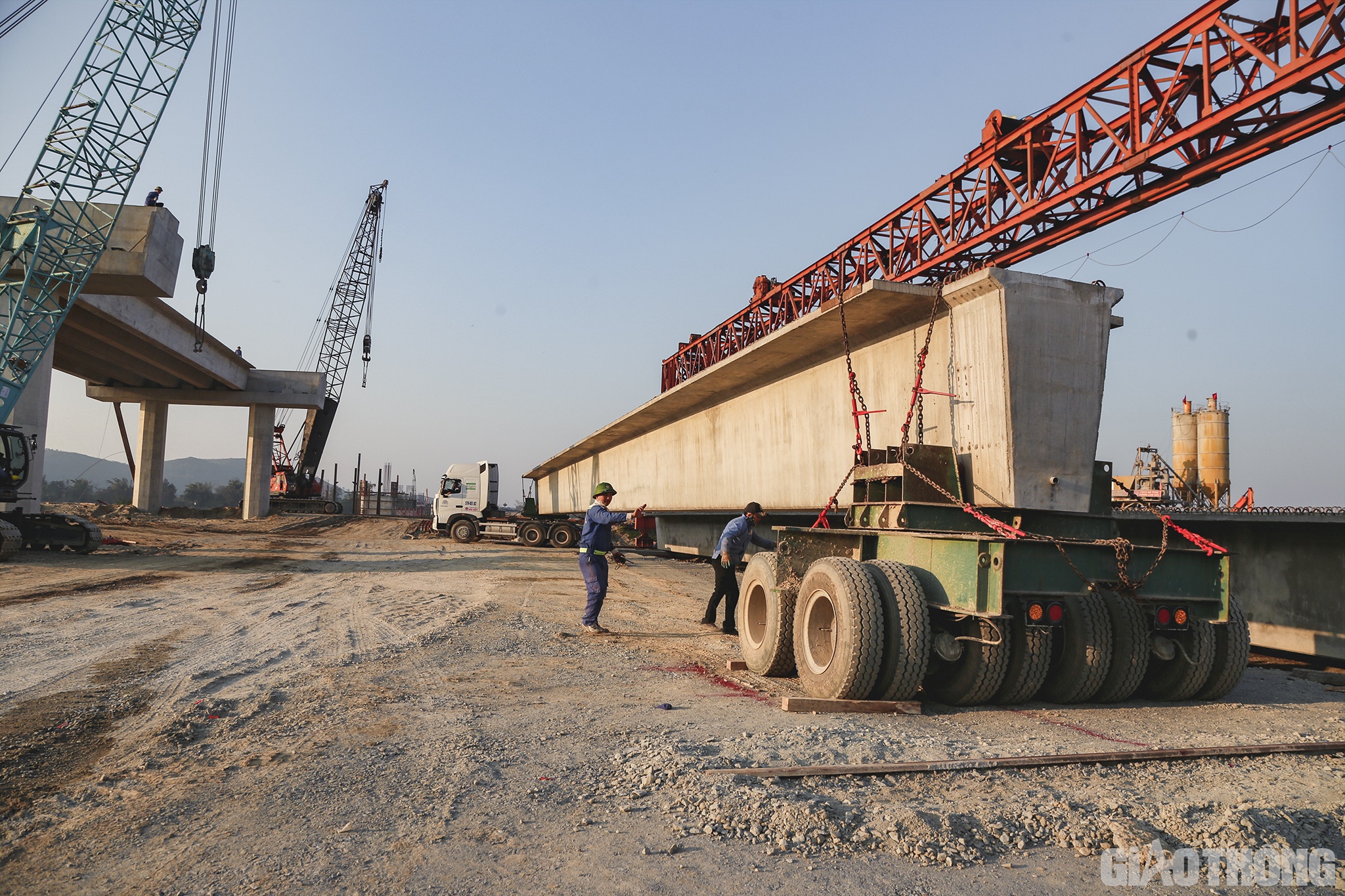Đang điều tiết việc gác dầm, công nhân Võ Hoan (SN 1983, Công ty TNHH Hòa Hiệp cho biết: Anh từng có 2 lần ăn Tết trên công trường, đó là công trình ở Gia Lai và Đắk Lắk. Năm nay được công ty bố trí cho nghỉ Tết sớm rồi làm việc sớm nên ai cũng thấy thoải mái, phấn khởi, thi đua làm việc.