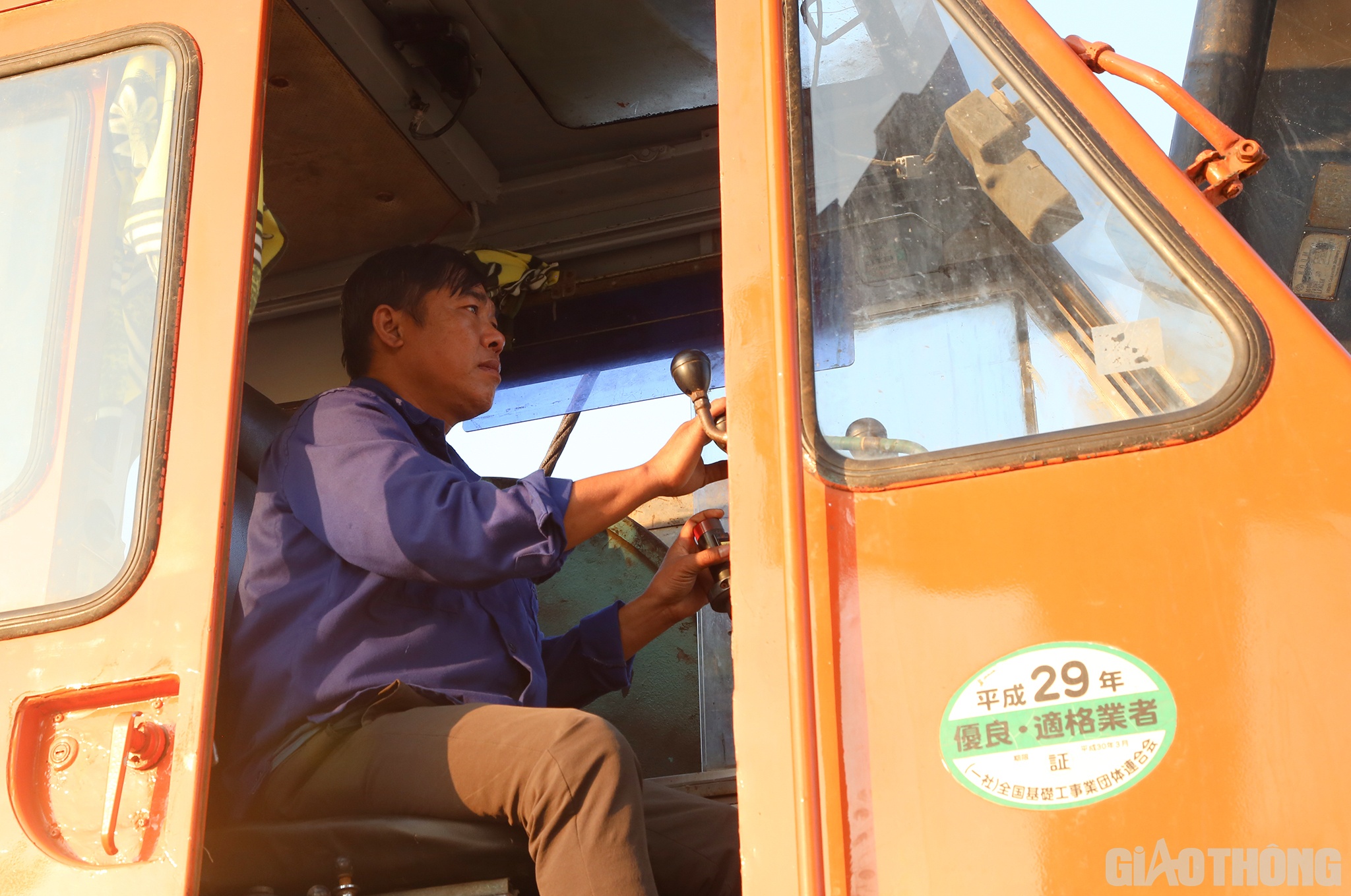 Đang tập trung điều chỉnh cần cẩu để cẩu dầm lên đỉnh trụ để lao lắp, công nhân Đặng Sỹ Tỵ (SN 1978, Công ty TNHH Hòa Hiệp) cũng cho biết: Ngay từ đầu, anh em đều xác định đây là công trình trọng điểm của quốc gia nên ai cũng quyết tâm. Đường làm xong sớm từng nào, nhân dân và quê hương được hưởng lợi sớm từng đó.