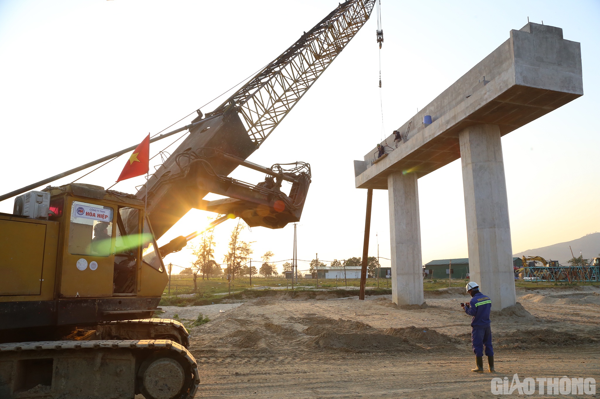 Bên cạnh tiến độ thi công, chất lượng thi công công trình cũng được các cán bộ, kỹ sư, công nhân thực hiện nghiêm chỉnh.