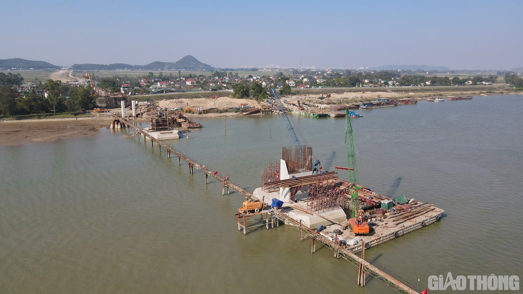 Chiều tối 31/1 (tức mùng 10 Tết Quý Mão 2023), PV Báo Giao thông có mặt tại công trình thi công cầu Hưng Đức, Dự án thành phần đầu tư xây dựng công trình đoạn Diễn Châu - Bãi Vọt thuộc Dự án xây dựng một số đường bộ cao tốc trên tuyến Bắc - Nam phía Đông giai đoạn 2017 - 2020.