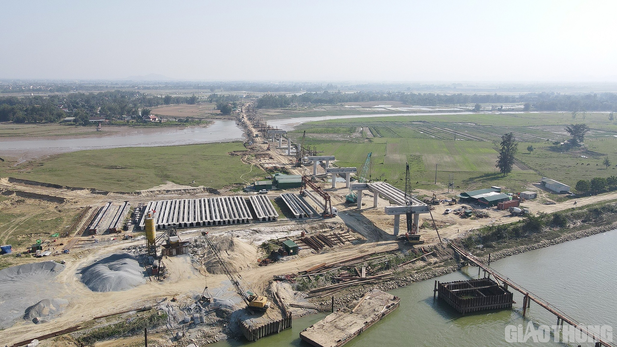 Đối với Dự án thành phần này, đến nay các đơn vị thi công đã huy động 85 mũi thi công, với sản lượng thực hiện được là 2.176,7 tỷ đồng (đạt 94,5% theo kế hoạch). Giá trị đã nghiệm thu thanh toán A - B là 1.547,6 tỷ đồng.